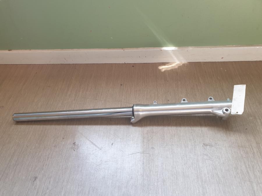 Framsidan på Gaffelben från en Yamaha XV 1100 -1997 motorcykel.