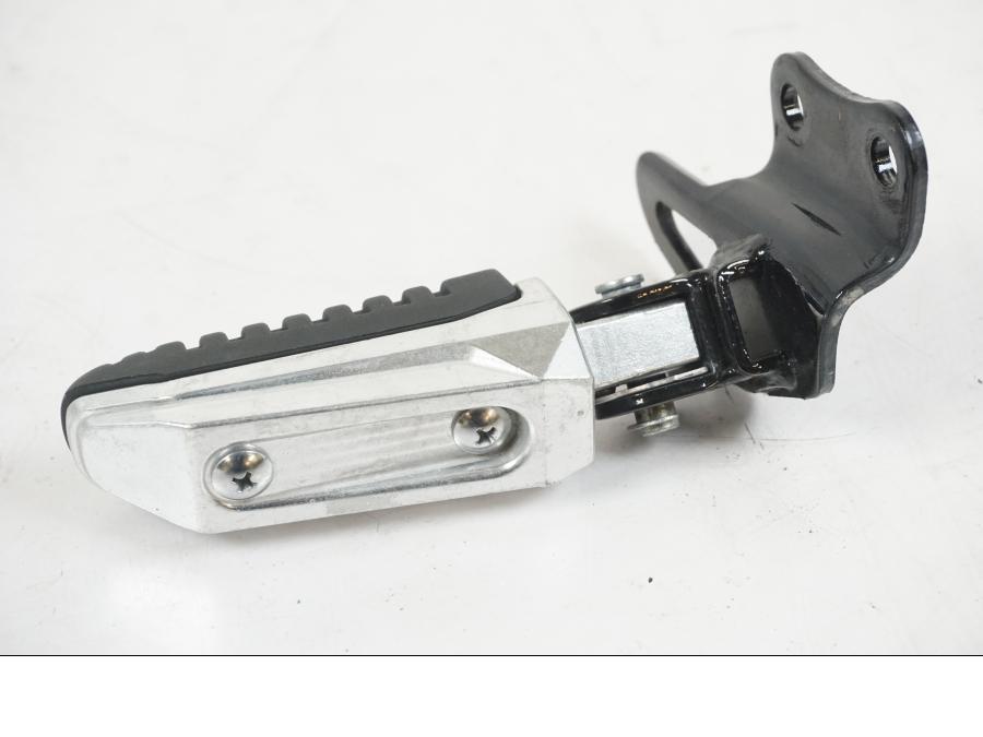 Vänster sida på Fotpinne från en Suzuki VZR 1800 -2009 motorcykel.