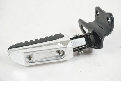 Vänster sida på Fotpinne från en Suzuki VZR 1800 -2009 motorcykel.