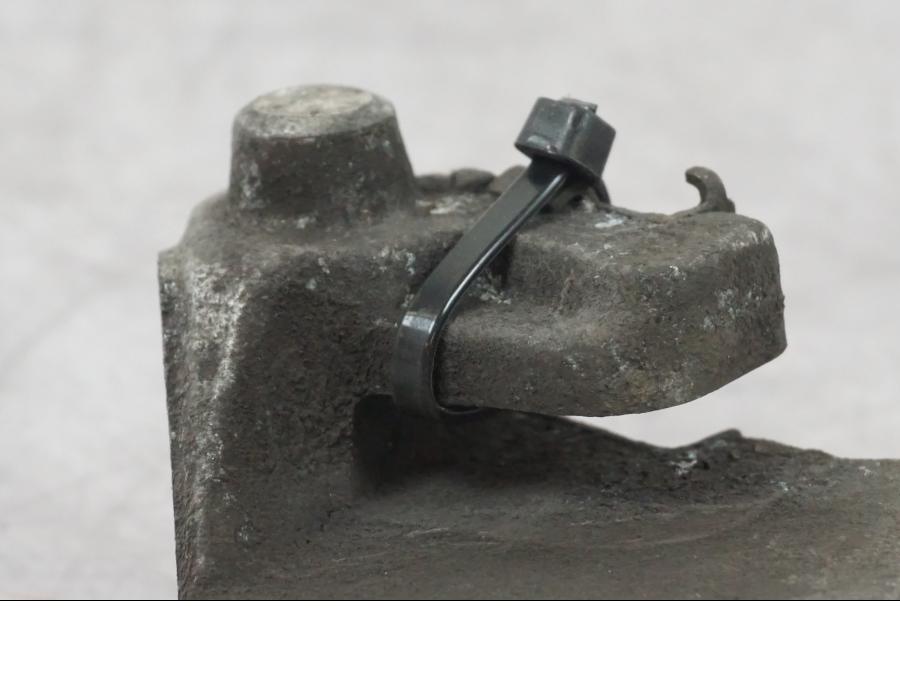 Snett nerifrån på Bromsoksfäste från en Suzuki GSF 1250 -2010 motorcykel.