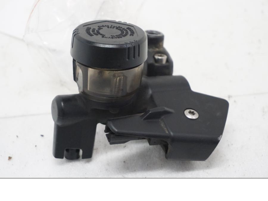 Framsidan på Kopplingshuvudcylinder från en BMW R 1200 GSA -2011 motorcykel.