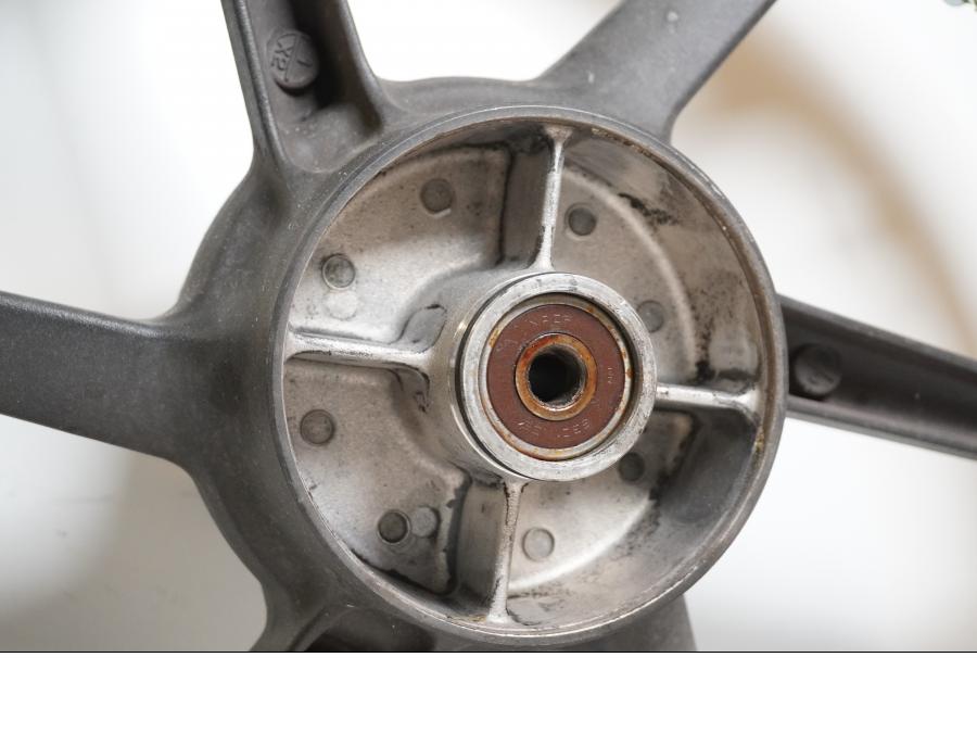 Extrabild2 på Fälg från en Honda CBR 125 R -2004 motorcykel.