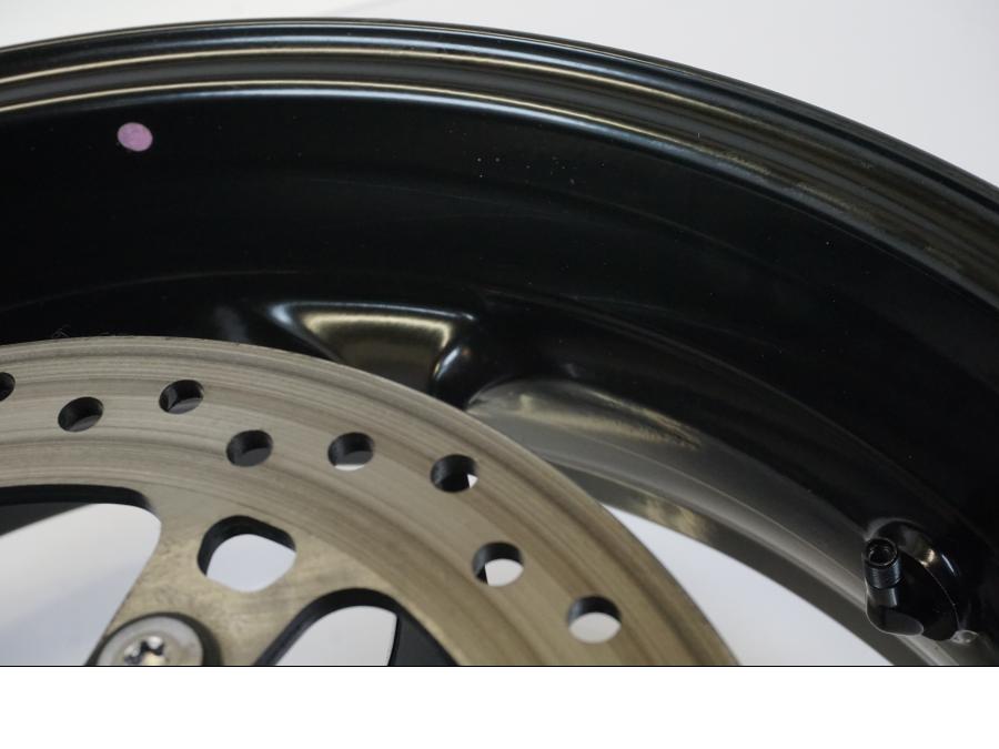 Extrabild6 på Hjulpaket från en Triumph Trident -2021 motorcykel.