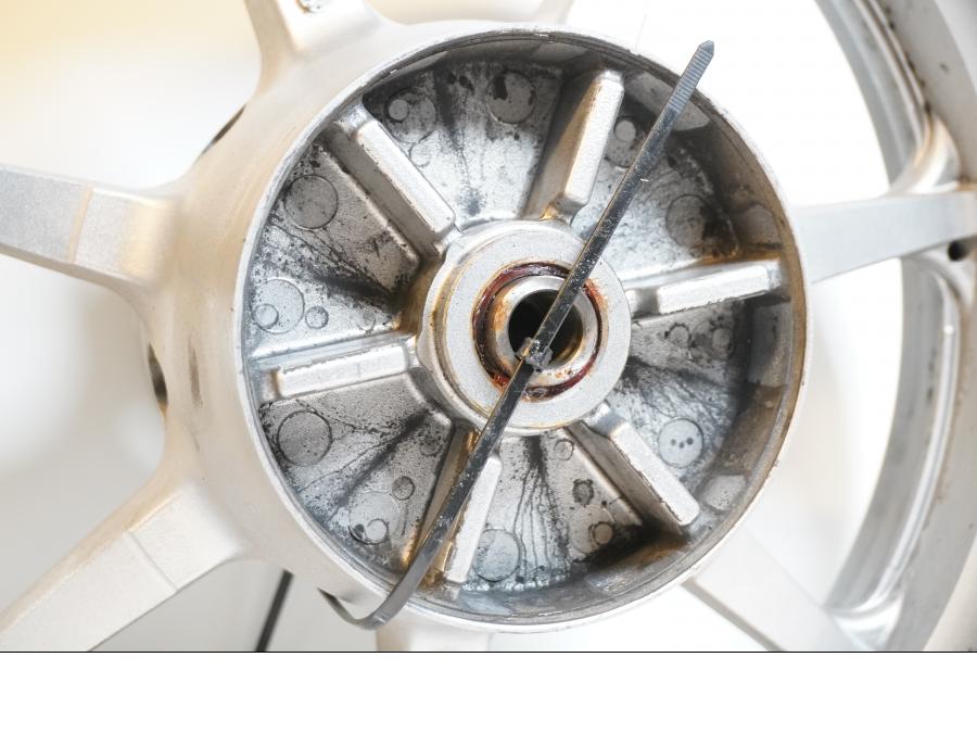 Extrabild2 på Fälg från en Yamaha XVS 1300 -2008 motorcykel.