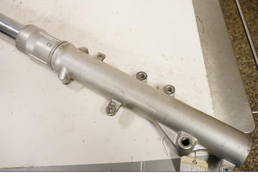 Baksidan på Gaffelben från en Suzuki DR 800 S -1995 motorcykel.