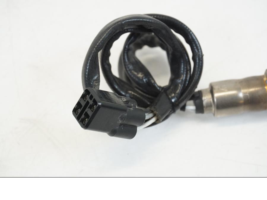 Höger sida på Lambdasond från en Ducati Streetfighter V4 -2020 motorcykel.