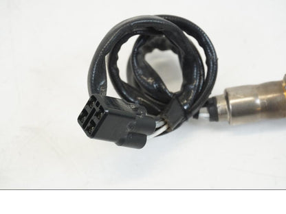 Höger sida på Lambdasond från en Ducati Streetfighter V4 -2020 motorcykel.