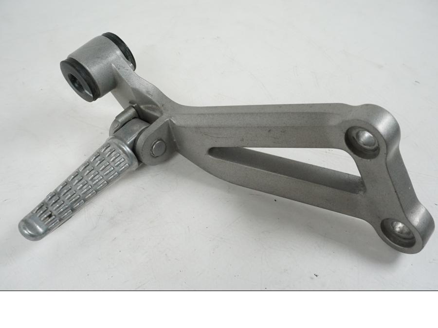 Snett uppifrån på Fotpinnefäste från en Kawasaki Z 750 -2006 motorcykel.