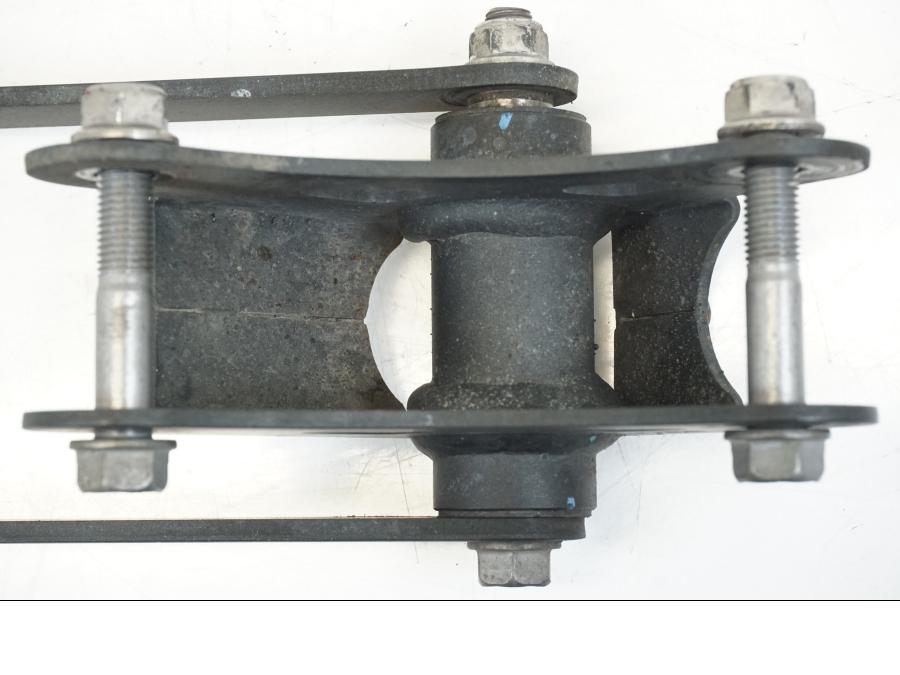 Snett uppifrån på Stötdämparlänkage från en Kawasaki NINJA 400 -2020 motorcykel.