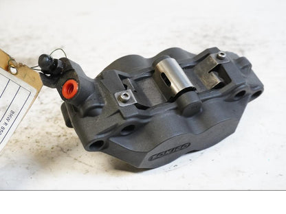 Baksidan på Bromsok från en BMW R 850 R -2004 motorcykel.