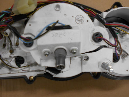 Snett uppifrån på Instrumentpanel från en Kawasaki ZZR 1200 -2002 motorcykel.