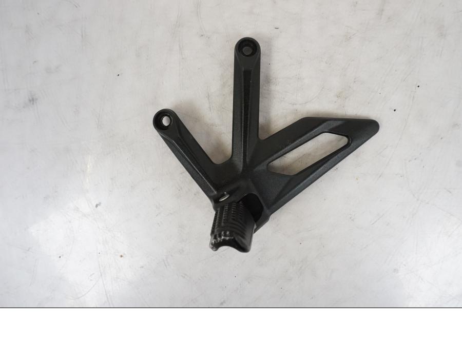 Framsidan på Fotpinne från en KTM 1290 Super Duke R -2021 motorcykel.