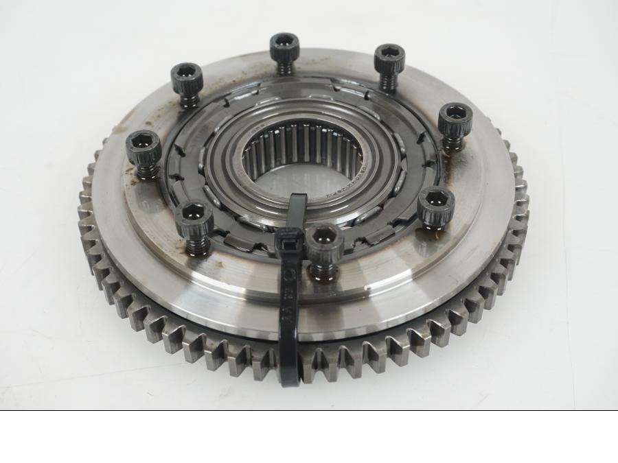 Snett nerifrån på Startkopplingsdrev från en KTM 1290 Super Duke R -2021 motorcykel.