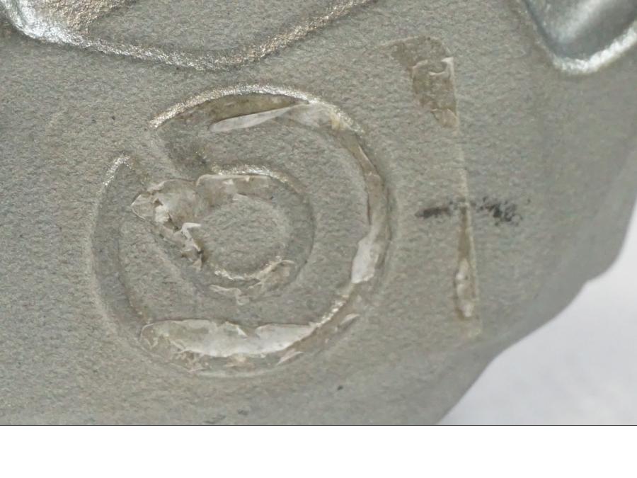 Vänster sida på Bromsok från en KTM 1290 Super Duke R -2022 motorcykel.