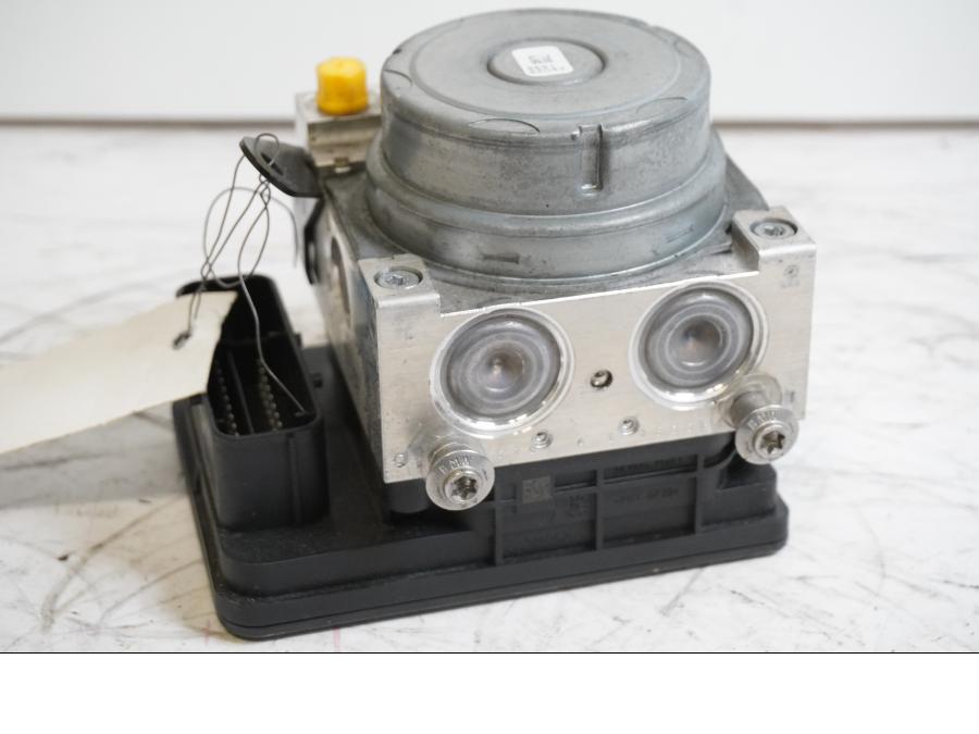 Baksidan på ABS Modulator från en BMW S 1000 R -2015 motorcykel.