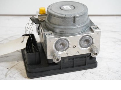 Baksidan på ABS Modulator från en BMW S 1000 R -2015 motorcykel.