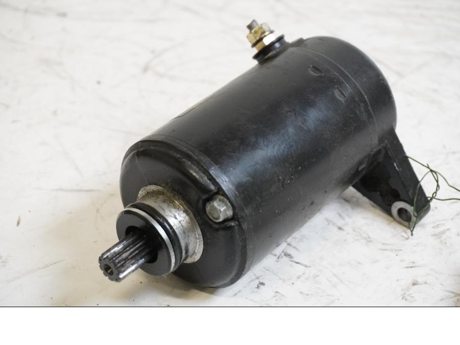 Framsidan på Startmotor från en Kawasaki ZX-9R -1996 motorcykel.