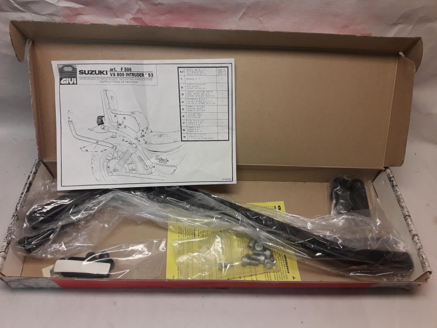 Framsidan på Topboxfäste från en Suzuki VS 800 -2010 motorcykel.