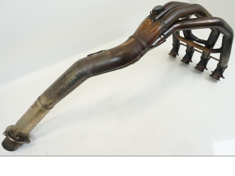 Snett nerifrån på Grenrör från en Triumph TT 600 -2002 motorcykel.