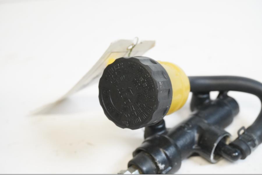 Baksidan på Bromshuvudcylinder från en Triumph Daytona 675 -2009 motorcykel.