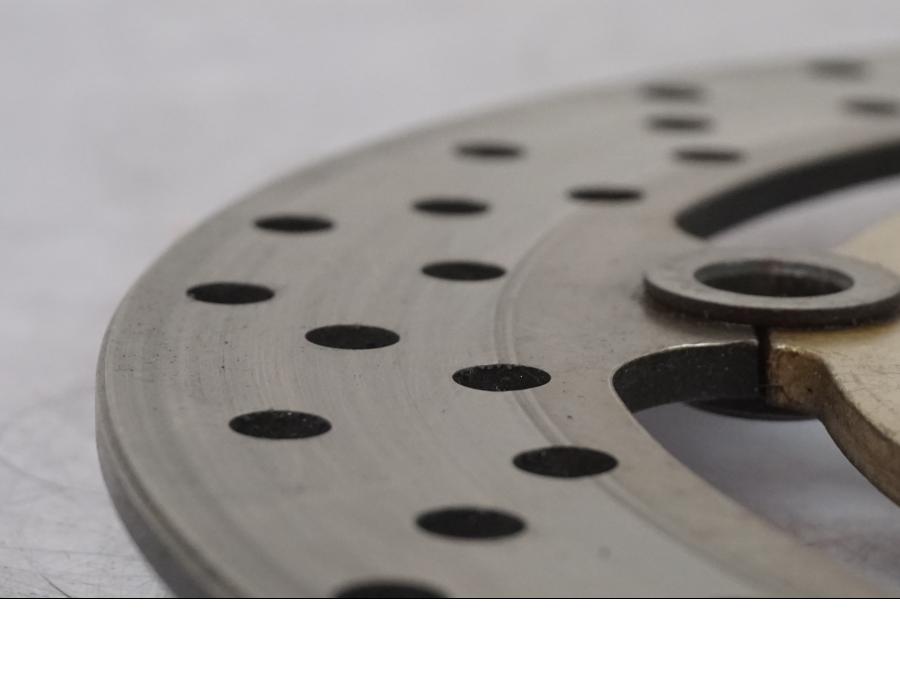 Snett nerifrån på Bromsskiva från en Suzuki SV 650 -1999 motorcykel.