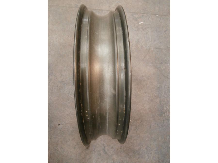 Höger sida på Fälg från en Suzuki RF 900 R -1998 motorcykel.