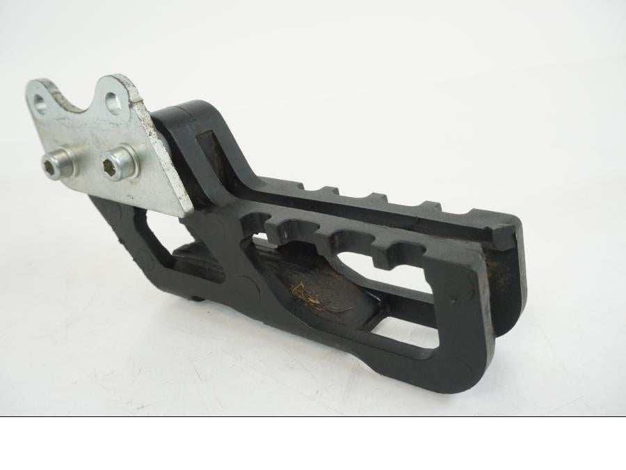 Baksidan på Kedjeguide från en AJP PR7 -2021 motorcykel.