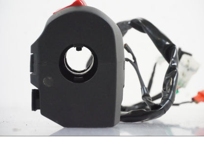 Vänster sida på Styrelreglage från en KTM 390 Adventure -2021 motorcykel.