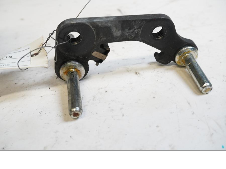 Framsidan på Bromsoksfäste från en Suzuki M 1800 -2009 motorcykel.