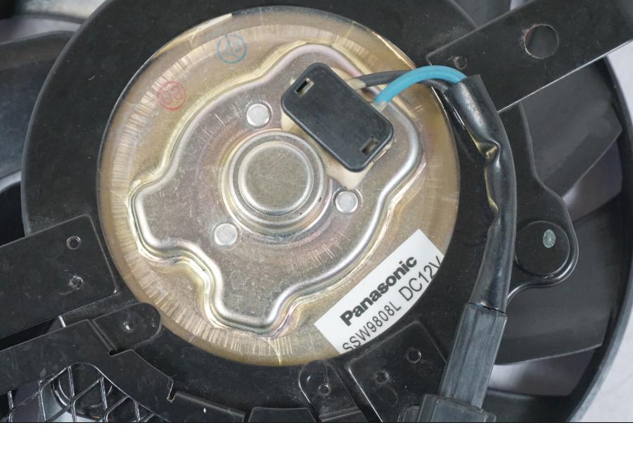 Vänster sida på Vattenkylfläkt från en Suzuki GSX-R 600 -2007 motorcykel.