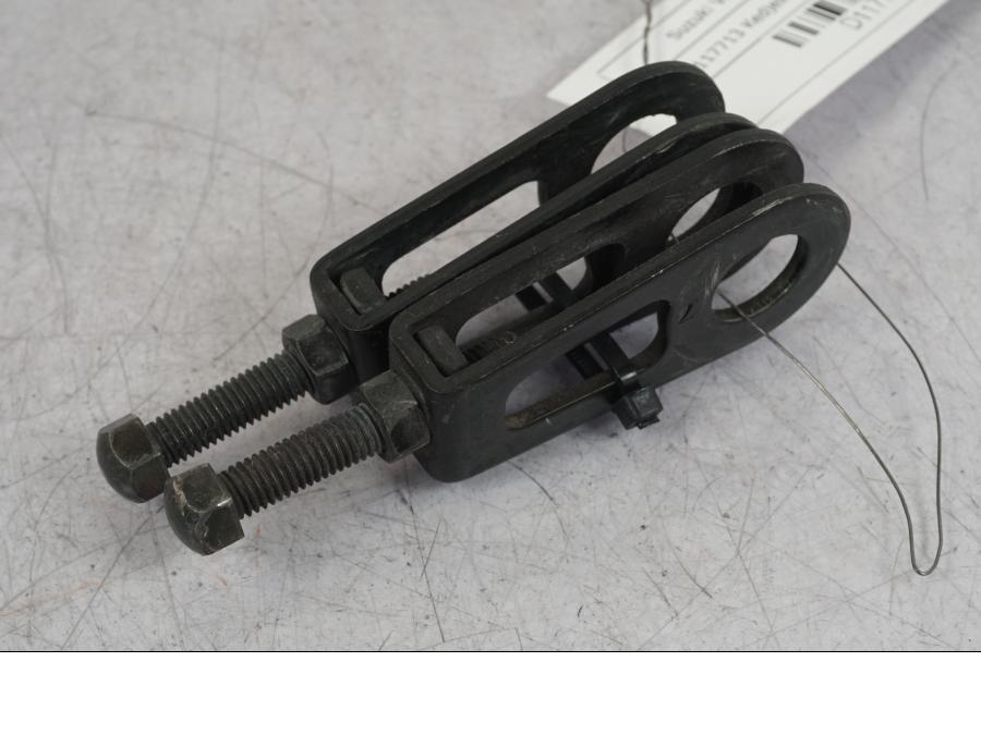 Framsidan på Kedjesträckare från en Suzuki VZ 800 -2000 motorcykel.