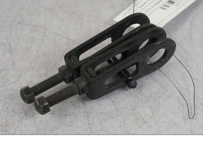 Framsidan på Kedjesträckare från en Suzuki VZ 800 -2000 motorcykel.