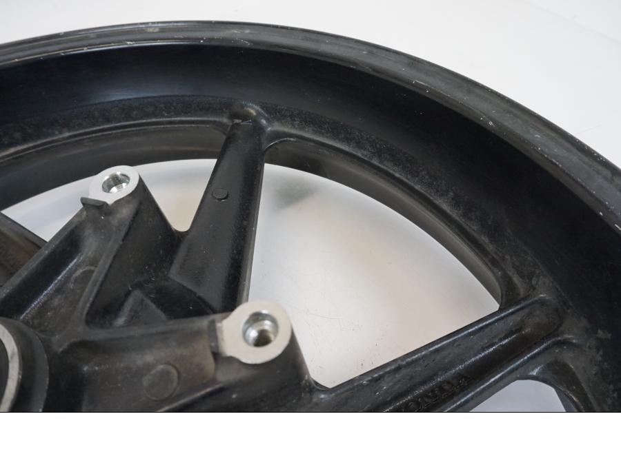 Snett nerifrån på Fälg från en Honda CB 750 -2002 motorcykel.