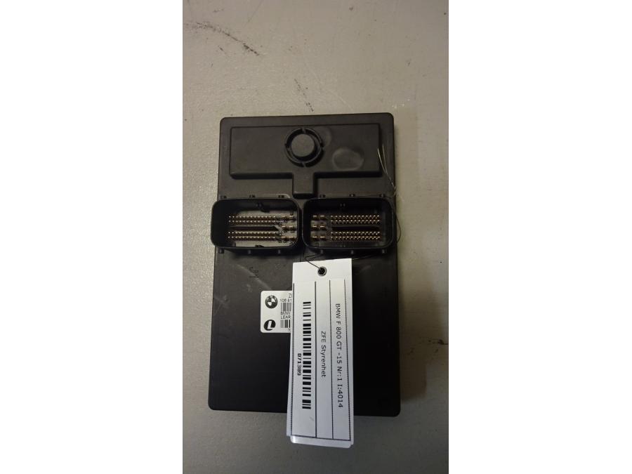 Baksidan på ZFE styrbox från en BMW F 800 GT -2015 motorcykel.