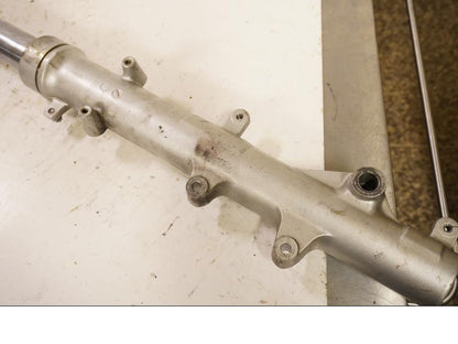 Snett uppifrån på Gaffelben från en Suzuki DR 650 -1993 motorcykel.