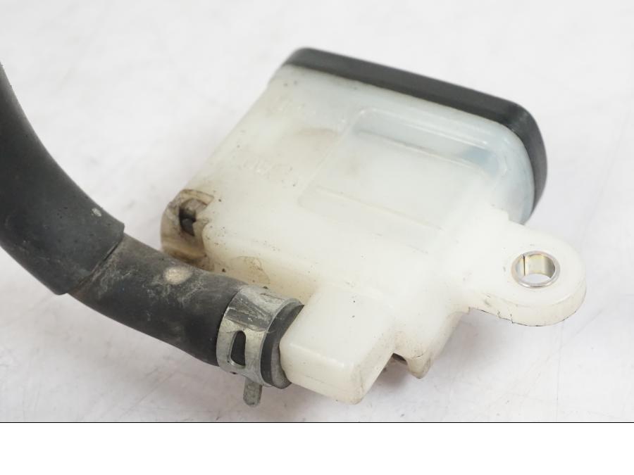 Snett nerifrån på Bromshuvudcylinder från en Suzuki GSX-R 750 -2006 motorcykel.