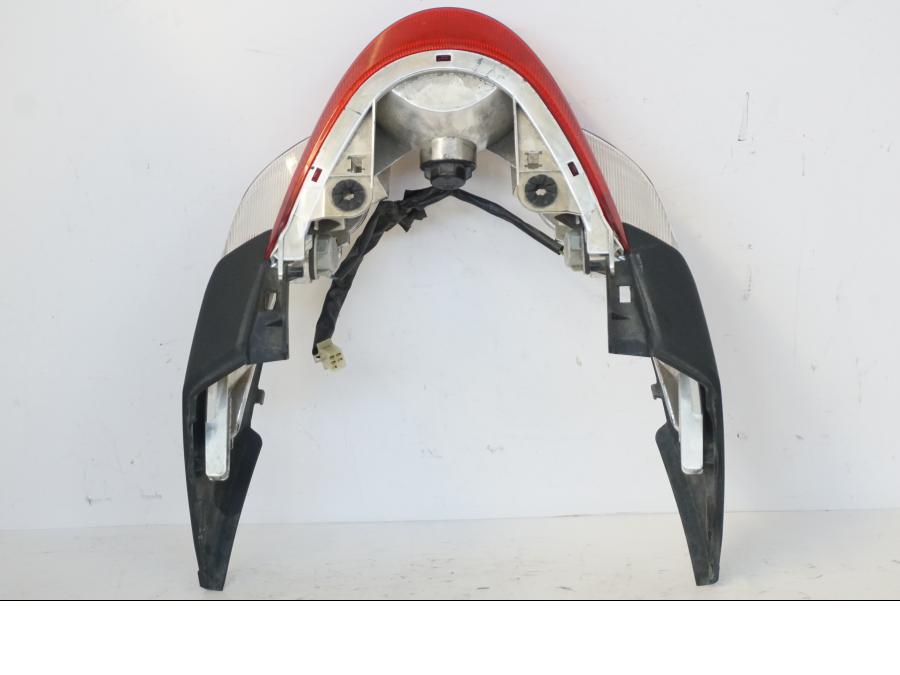 Snett nerifrån på Baklampa från en Honda SH 300 A -2011 scooter.