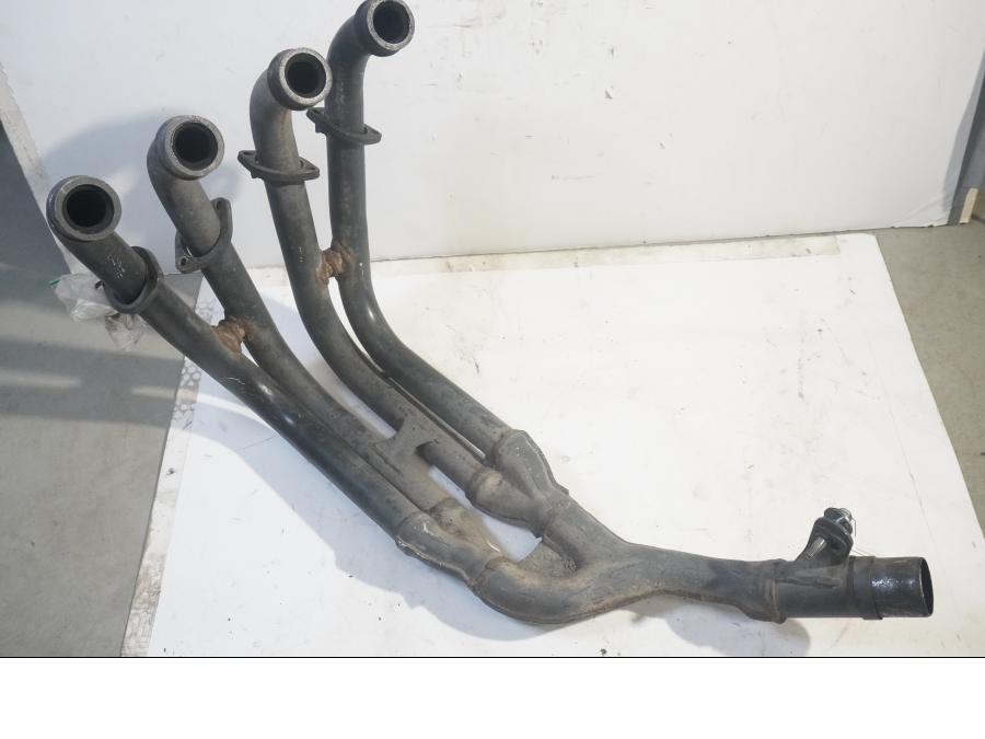 Framsidan på Grenrör från en Yamaha FZ-S 600 -1998 motorcykel.