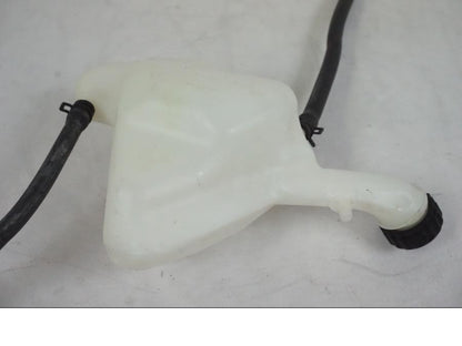 Snett uppifrån på Vattenexpansionskärl från en KTM 390 Adventure -2021 motorcykel.