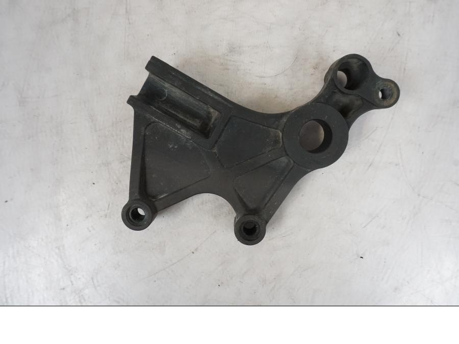 Framsidan på Bromsoksfäste från en Kawasaki Versys 650 -2014 motorcykel.