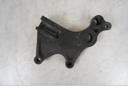 Framsidan på Bromsoksfäste från en Kawasaki Versys 650 -2014 motorcykel.