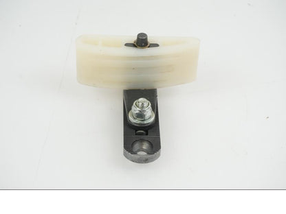 Baksidan på Kedjesträckare från en H-D Touring Road King Custom FLHRSI -2004 motorcykel.