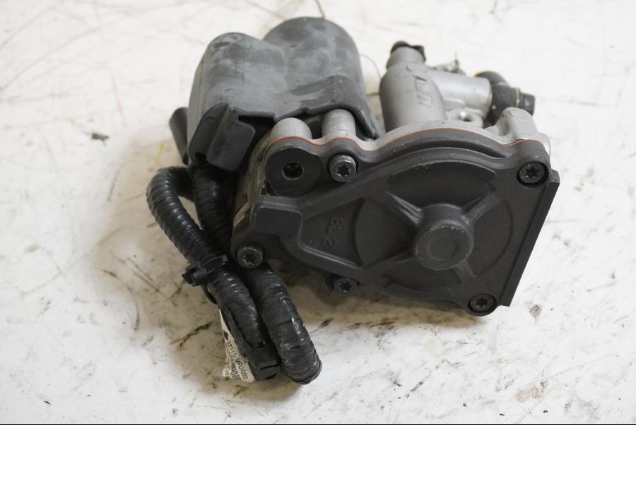 Baksidan på ABS Modulator från en Honda CBR 1000 RR -2009 motorcykel.