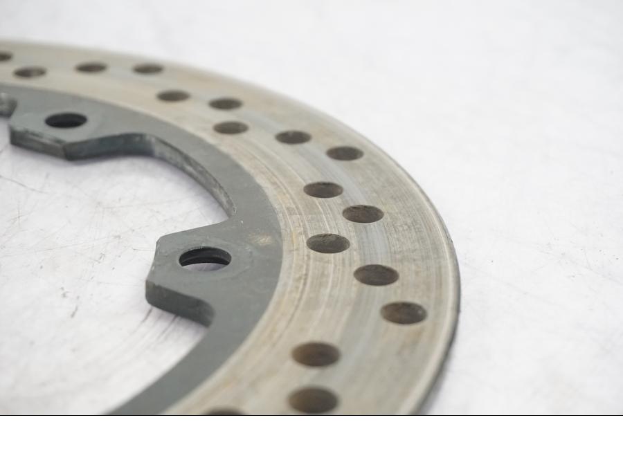 Baksidan på Bromsskiva från en Suzuki GSX 1300 BK -2008 motorcykel.