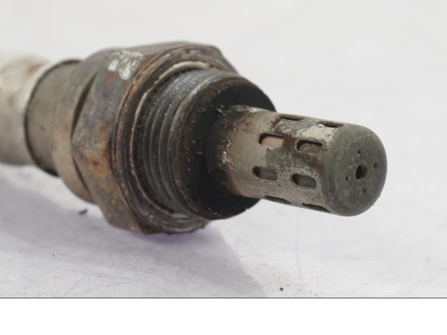 Vänster sida på Lambdasond från en BMW R 1200 GS -2005 motorcykel.