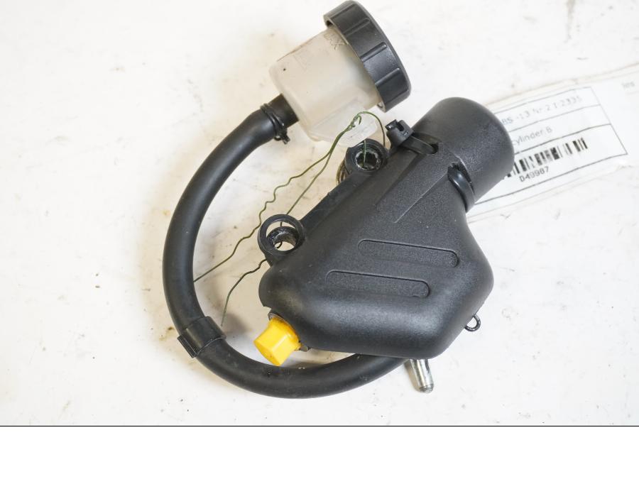 Framsidan på Bromshuvudcylinder från en KTM 690 Duke -2013 motorcykel.