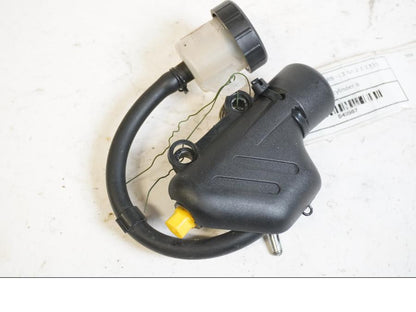 Framsidan på Bromshuvudcylinder från en KTM 690 Duke -2013 motorcykel.