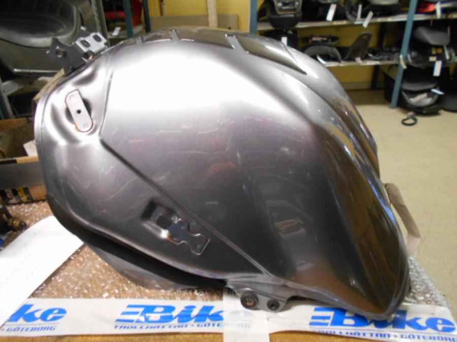 Höger sida på Bensintank från en Yamaha YZF 1000 R1 -2005 motorcykel.