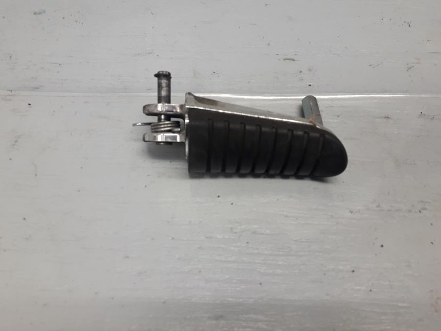 Framsidan på Fotpinne från en Suzuki DL 1000 -2018 motorcykel.