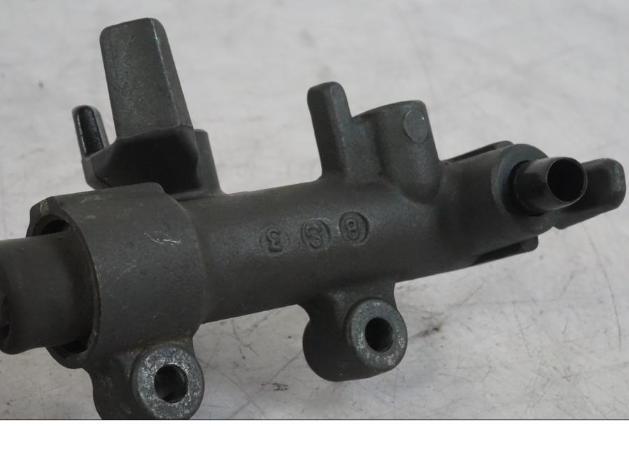 Höger sida på Bromshuvudcylinder från en Honda CBR 1000 F -1999 motorcykel.